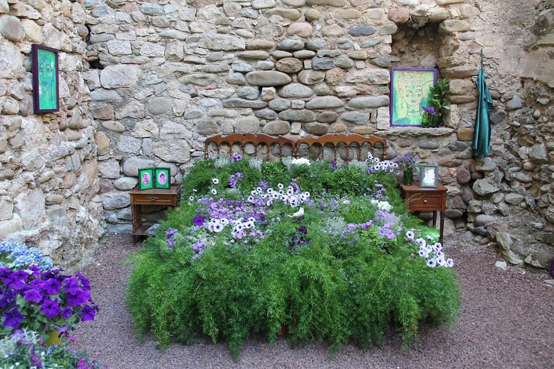 Creative wall gardens
